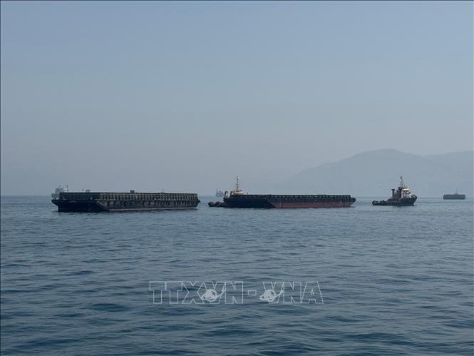 Tàu thương mại chờ đi qua eo biển Hormuz. Ảnh: THX/TTXVN phát