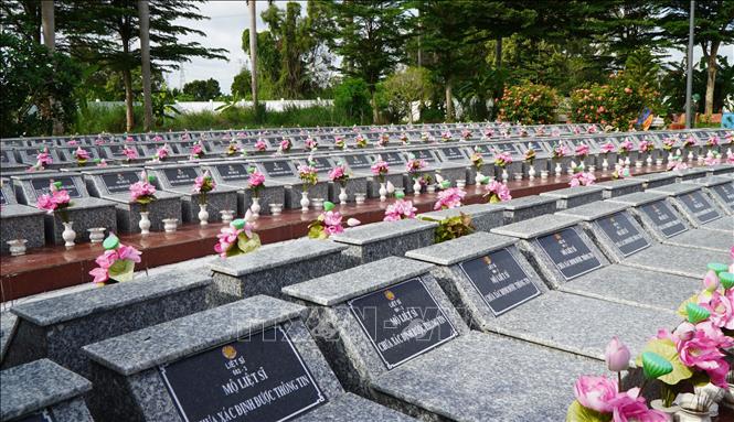 Các nghĩa trang trên địa bàn tỉnh Đồng Tháp còn nhiều phần mộ liệt sĩ chưa xác định được thông tin. Ảnh: Nhựt An - TTXVN