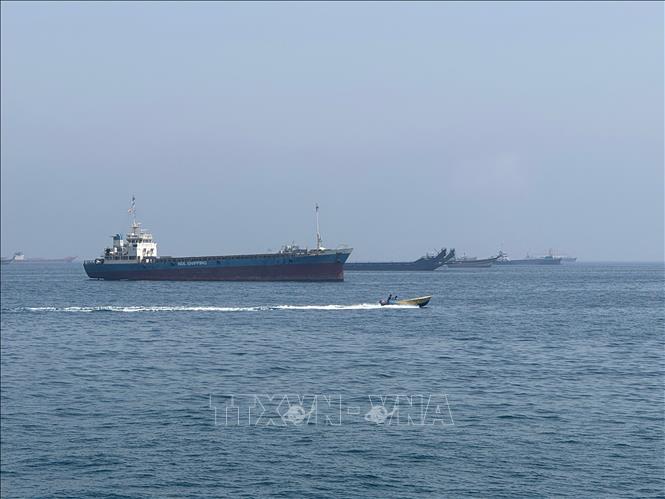 Tàu thương mại chờ đi qua eo biển Hormuz. Ảnh: THX/TTXVN phát