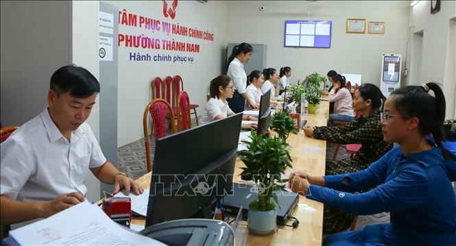 Người dân tới Trung tâm Phục vụ hành chính công phường Thành Nam để giải quyết thủ tục hành chính. Ảnh: Công Luật - TTXVN