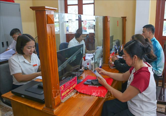 Người dân tới làm thủ tục tại Trung tâm Phục vụ hành chính công xã Hiển Khánh. Ảnh: Công Luật - TTXVN