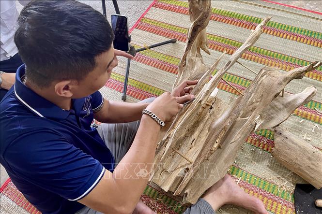 Công nhân Cơ sở Trầm hương Toàn Thắng (phường Long Khánh, thành phố Đồng Nao) chế tác các sản phẩm từ trầm cung cấp ra thị trường. Ảnh: Lê Xuân - TTXVN