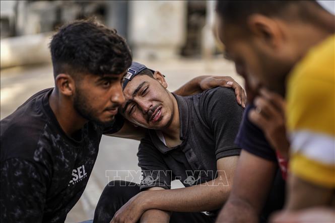 Người dân Palestine thương tiếc các nạn nhân thiệt mạng trong vụ không kích của Israel, tại bệnh viện Al-Shifa ở thành phố Gaza, ngày 14/6/2026. Ảnh: THX/TTXVN