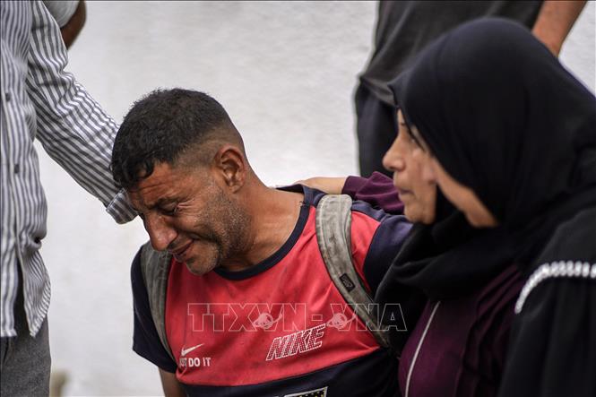 Người dân Palestine thương tiếc các nạn nhân thiệt mạng trong vụ không kích của Israel, tại bệnh viện Al-Shifa ở thành phố Gaza, ngày 14/6/2026. Ảnh: THX/TTXVN
