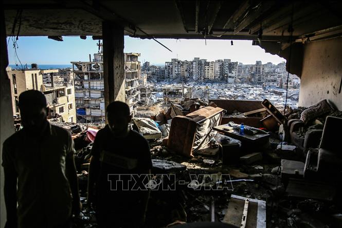 Tòa nhà bị phá hủy sau cuộc không kích của Israel tại Gaza. Ảnh: THX/TTXVN