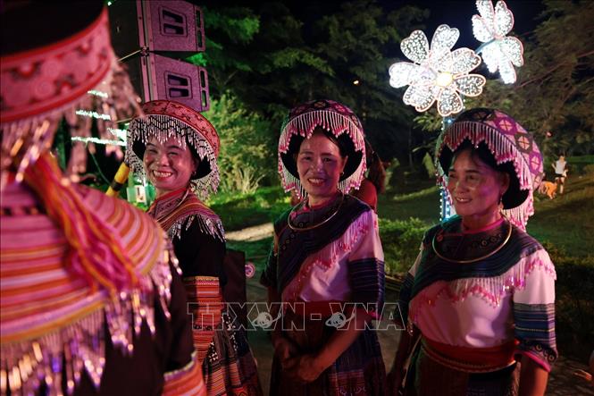 Đồng bào địa phương tham gia đốt lửa trại cùng du khách tại xã Lâm Bình, Tuyên Quang. Ảnh: Trần Việt - TTXVN