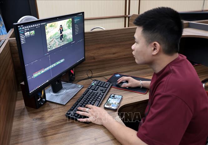 Rất nhiều hộ ở Làng sáng tạo nội dung số, xã Lâm Bình đầu tư thiết bị làm clip giới thiệu sản phẩm địa phương phát trên các nền tảng số. Ảnh: Trần Việt - TTXVN