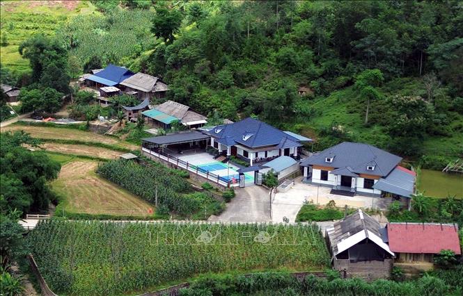 Nhiều hộ dân ở Làng sáng tạo nội dung số xã Lâm Bình, Tuyên Quang xây được nhà khang trang nhờ làm YouTuber. Ảnh: Trần Việt - TTXVN