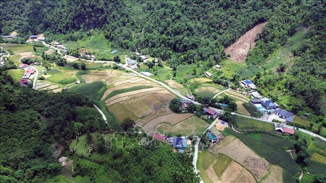 Nhiều hộ dân ở Làng sáng tạo nội dung số xã Lâm Bình, Tuyên Quang xây được nhà khang trang nhờ làm YouTuber. Ảnh: Trần Việt - TTXVN