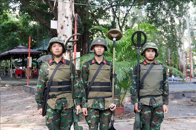 Các chiến sĩ công binh triển khai công tác làm sạch đất phục vụ công tác khảo sát, dò tìm hài cốt liệt sĩ. Ảnh: Xuân Khu-TTXVN