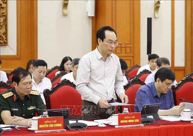 Đồng chí Hoàng Minh Sơn, Ủy viên Trung ương Đảng, Bộ trưởng Bộ Giáo dục và Đào tạo báo cáo tại cuộc làm việc. Ảnh: Thống Nhất – TTXVN