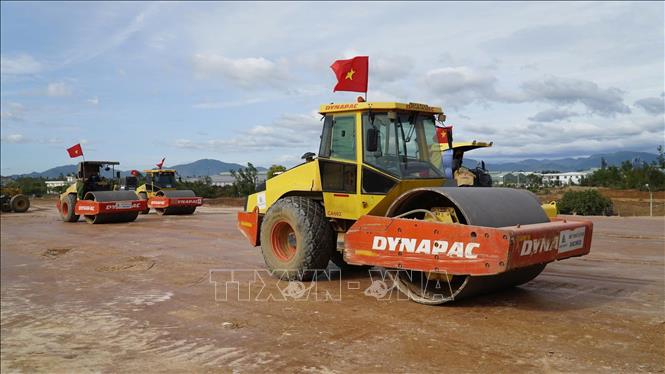 Thực hiện lu, lèn đường cất, hạ cánh số 2. Ảnh: Sỹ Thắng-TTXVN