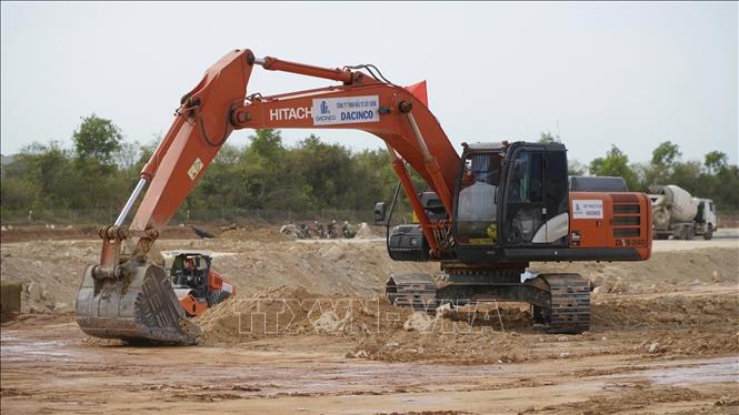 Tranh thủ thi công để chạy đua với tiến độ dự án. Ảnh: Sỹ Thắng/TTXVN