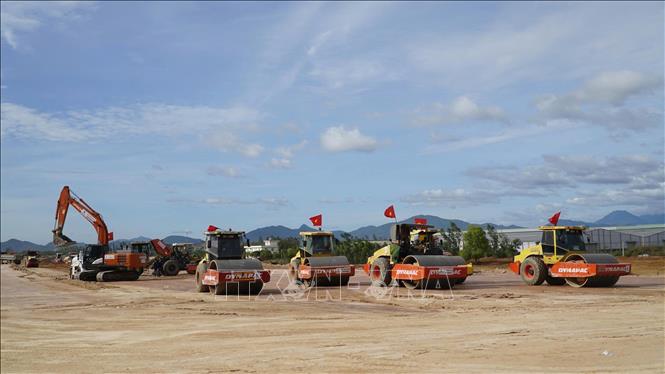 Các đơn vị thi công thi đua thi công để sớm đưa dự án về đích. Ảnh: Sỹ Thắng-TTXVN