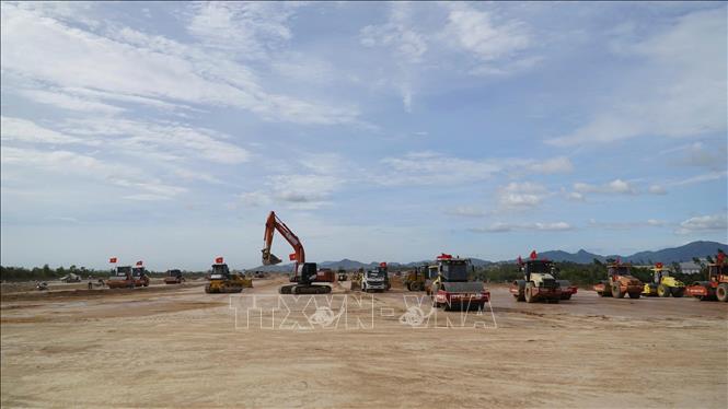 Khẩn trương thi công, phấn đấu dự kiến thực hiện bay hiệu chuẩn trong tháng 7/2026. Ảnh: Sỹ Thắng-TTXVN