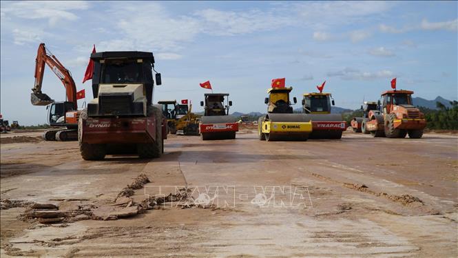 Thực hiện lu, lèn đường cất, hạ cánh số 2. Ảnh: Sỹ Thắng-TTXVN