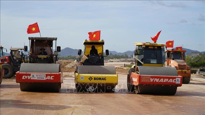 Thực hiện lu, lèn đường cất, hạ cánh số 2. Ảnh: Sỹ Thắng-TTXVN