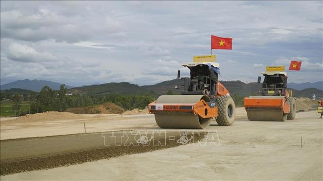 Một số đoạn đường băng đã được đổ bê tông. Ảnh: Sỹ Thắng-TTXVN