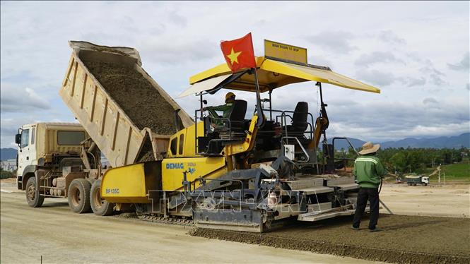 Một số đoạn đường băng đã được đổ bê tông. Ảnh: Sỹ Thắng-TTXVN