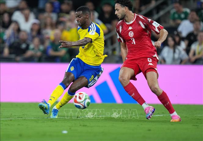Alexander Isak (trái) của Thụy Điển tranh bóng với Montassar Talbi của Tunisia. Ảnh: THX/TTXVN