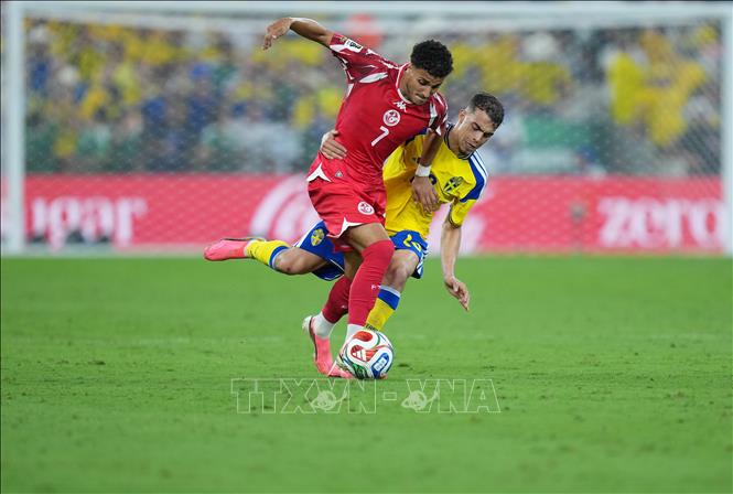 Elias Achouri (trái) của Tunisia nỗ lực kiểm soát bóng trước Yasin Ayari của Thụy Điển. Ảnh: THX/TTXVN