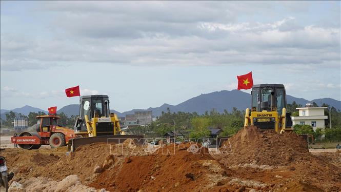 Các đơn vị không quản ngại nắng nóng để khẩn trương thi công, thi đua tiến độ về đích. Ảnh: Sỹ Thắng-TTXVN