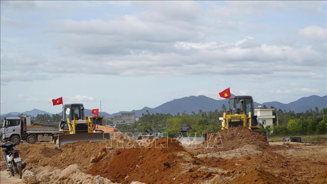 Các đơn vị không quản ngại cái nắng nóng để khẩn trương thi công, thi đua tiến độ về đích. Ảnh: Sỹ Thắng-TTXVN