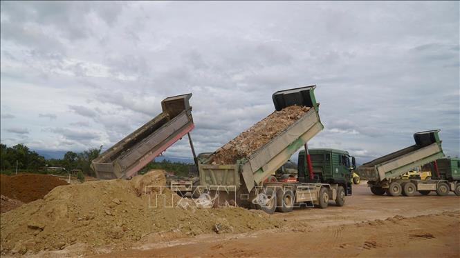 Hàng triệu khối đất được huy động để đắp đất nền cho Dự án. Ảnh: Sỹ Thắng-TTXVN
