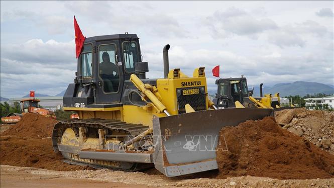 Toàn công trường huy động khoảng 825 nhân lực, hơn 480 phương tiện thiết bị với 32 mũi thi công đồng loạt. Ảnh: Sỹ Thắng-TTXVN