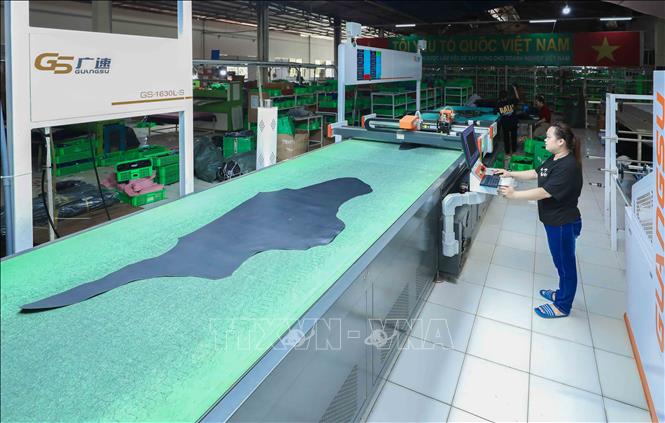 Dây chuyền may giày tại Công ty giày Nam Bình (TP Đồng Nai) được đầu tư công nghệ hiện đại, tự động hóa cao, đảm bảo tiêu chuẩn chất lượng hoàn hảo. Nhờ đó, các sản phẩm của đơn vị đáp ứng yêu cầu khắt khe để xuất khẩu sang thị trường Mỹ. Ảnh: Phan Phương – TTXVN