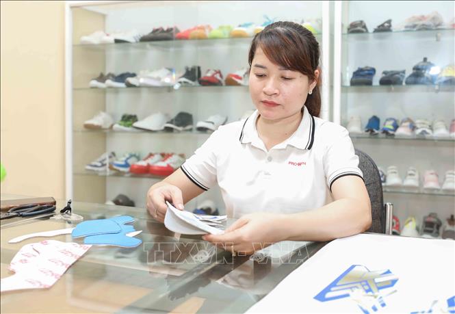Đội ngũ kỹ sư tại giày Nam Bình (Thành phố Đông Nai) không ngừng sáng tạo mẫu mã để chinh phục thị trường Mỹ đầy khắt khe. Nỗ lực này không chỉ nâng cao tiêu chuẩn sản xuất mà còn khẳng định vững chắc vị thế thương hiệu Việt trên bản đồ quốc tế. Ảnh: Phan Phương – TTXVN
