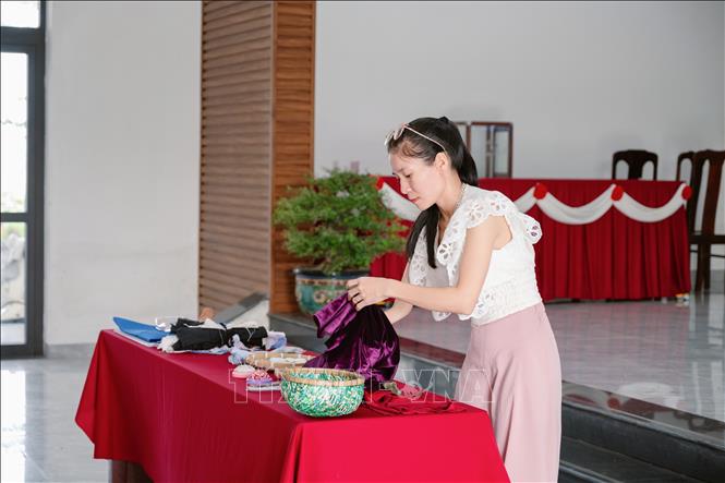 Chị Nguyễn Thị Hà hướng dẫn thêu may các sản phẩm tái chế từ rác cho chị em phụ nữ phường Thanh Thủy (thành phố Huế). Ảnh: Văn Dũng - TTXVN