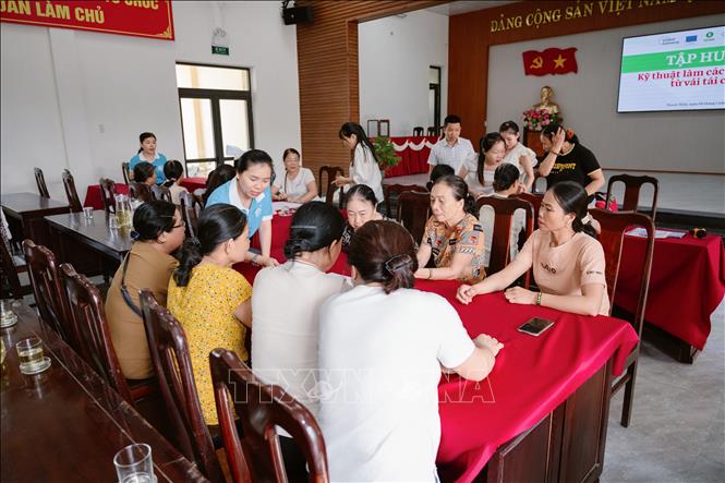 Phụ nữ phường Thanh Thủy (thành phố Huế) làm các sản phẩm từ nguyên liệu tái chế. Ảnh: Văn Dũng - TTXVN