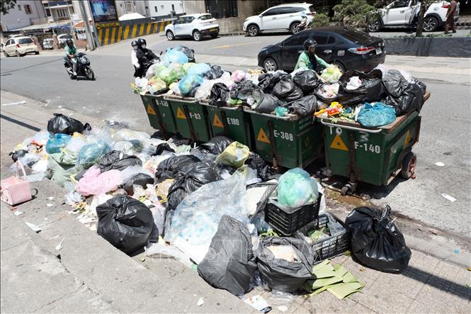Rác thải ùn ứ tại các tuyến phố đô thị Đà Lạt khi Nhà máy xử lý chất thải rắn Đà Lạt ngưng tiếp nhận. Ảnh: Chu Quốc Hùng - TTXVN