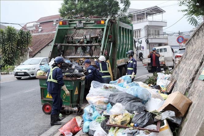 Công ty Cổ phần đô thị Đà Lạt huy động gần 200 công nhân thu gom rác thải sau khi Nhà máy xử lý chất thải rắn Đà Lạt hoạt động trở lại. Ảnh: Quốc Hùng - TTXVN