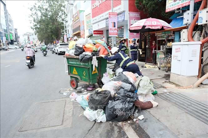 Các công nhân vệ sinh môi trường làm việc trong tình trạng quá tải sau khi Nhà máy xử lý chất thải rắn Đà Lạt hoạt động trở lại. Ảnh: Chu Quốc Hùng - TTXVN