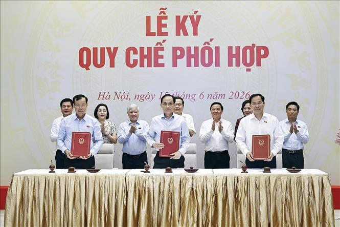 Chủ tịch Quốc hội Trần Thanh Mẫn và các Phó Chủ tịch Quốc hội chứng kiến Lễ ký quy chế phối hợp giữa Bộ Ngoại giao, Uỷ ban Quốc phòng và An ninh và Đối ngoại và Văn phòng Quốc hội. Ảnh: Doãn Tấn - TTXVN