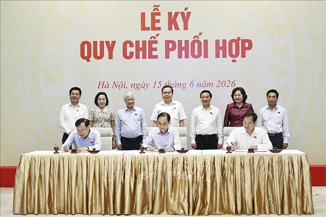 Chủ tịch Quốc hội Trần Thanh Mẫn và các Phó Chủ tịch Quốc hội chứng kiến Lễ ký quy chế phối hợp giữa Bộ Ngoại giao, Uỷ ban Quốc phòng và An ninh và Đối ngoại, Văn phòng Quốc hội. Ảnh: Doãn Tấn - TTXVN