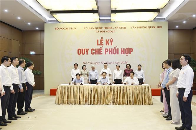 Chủ tịch Quốc hội Trần Thanh Mẫn và các Phó Chủ tịch Quốc hội chứng kiến Lễ ký quy chế phối hợp giữa Bộ Ngoại giao, Uỷ ban Quốc phòng và An ninh và Đối ngoại, Văn phòng Quốc hội. Ảnh: Doãn Tấn - TTXVN