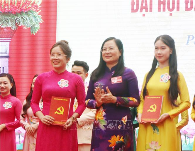 Ban tổ chức trao giải ấn tượng cho các thí sinh xuất sắc. Ảnh: Thu Hương - TTXVN
