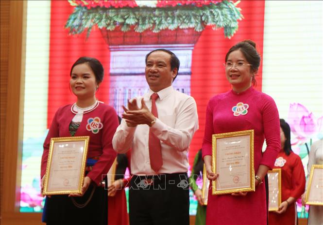 Ban tổ chức trao giải Nhì cho các thí sinh xuất sắc. Ảnh: Thu Hương - TTXVN