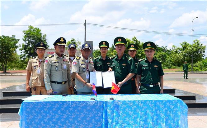 Đồn Biên phòng Cửa khẩu quốc tế Hoa Lư (BĐBP thành phố Đồng Nai) hoàn tất các thủ tục tiếp nhận công dân do lực lượng chức năng Campuchia trao trả. Ảnh: Đậu Tất Thành – TTXVN