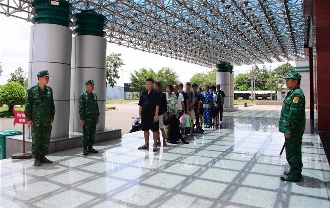 12 công dân Việt Nam do phía Campuchia trao trả tại cửa khẩu Quốc tế Hoa Lư (Đồng Nai). Ảnh: Đậu Tất Thành – TTXVN