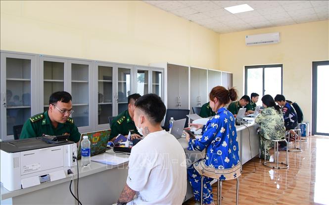 Bộ đội Biên phòng Đồng Nai xác minh, điều tra, lấy lời khai ban đầu của 12 công dân. Ảnh: Đậu Tất Thành – TTXVN