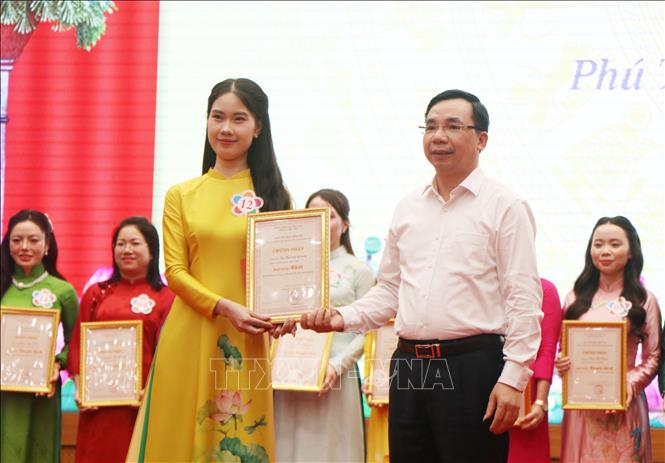 Ban tổ chức trao giải Nhất cho thí sinh Tạ Hương Giang (Đảng bộ xã Phù Ninh). Ảnh: Thu Hương - TTXVN