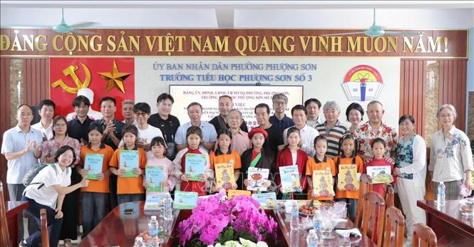Ông Yushita Hiroyuki và đoàn công tác thăm, tặng quà học sinh Trường Tiểu học Phượng Sơn số 3 (Bắc Ninh). Ảnh: Đồng Thúy - TTXVN