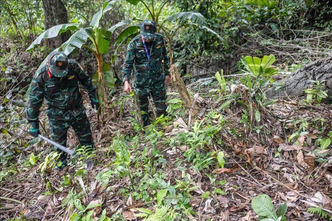 Thành viên đội tìm kiếm, quy tập xác minh thông tin về vị trí nấm - nghi mộ liệt sĩ hy sinh trong cuộc chiến đấu bảo vệ biên giới phía Bắc. Ảnh: Hoàng Hiếu - TTXVN