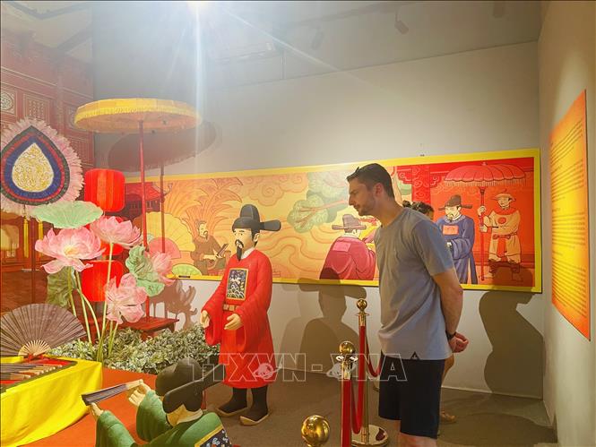 Khách quốc tế tham quan trưng bày chuyên đề “Tết Đoan ngọ xưa và nay” tại Khu di sản Hoàng thành Thăng Long. Ảnh: Tuyết Mai - TTXVN 