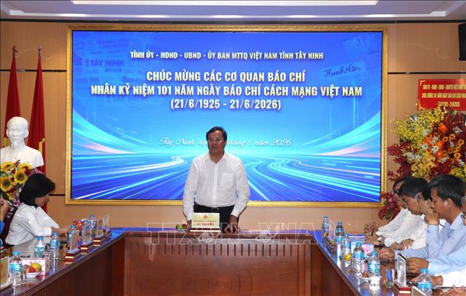 Chủ tịch UBND tỉnh Tây Ninh Lê Văn Hẳn phát biểu tại buổi thăm, chúc mừng các cơ quan báo chí. Ảnh: Đức Hạnh - TTXVN