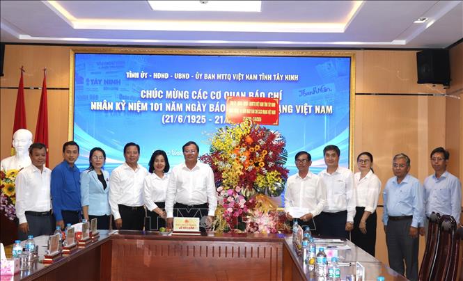 Lãnh đạo tỉnh tặng hoa chúc mừng Báo và Đài Phát thanh - Truyền hình Tây Ninh. Ảnh: Đức Hạnh - TTXVN